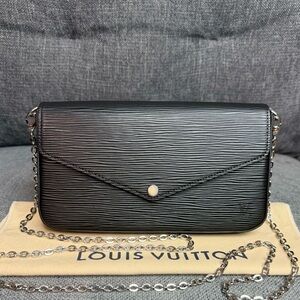 🔥🔥🔥Louis Vuitton Black Textured Clutch with Silver Chain